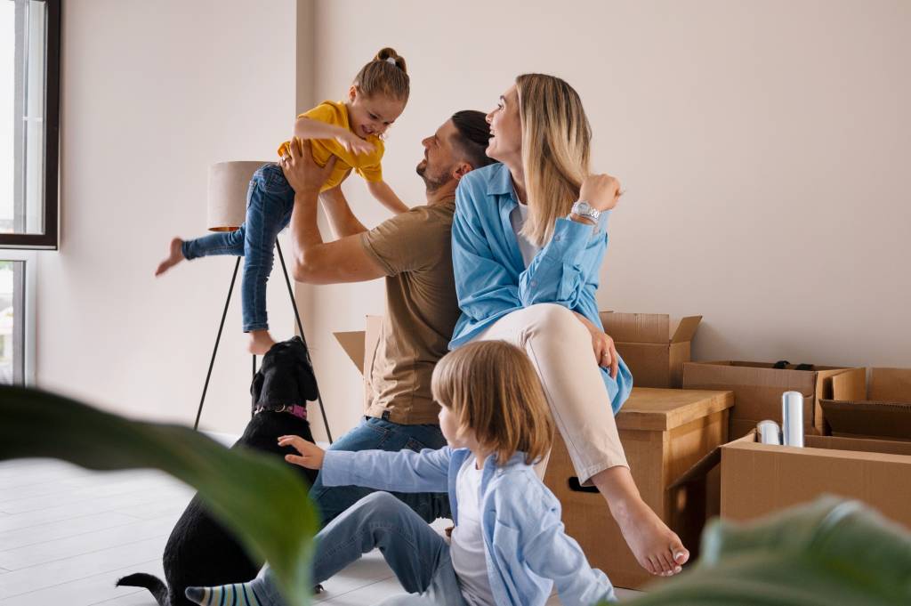 Bild von <a href="https://de.freepik.com/fotos-kostenlos/glueckliche-familie-mit-hund-der-in-ein-neues-zuhause-umzieht_32521957.htm#query=happy%20family%20in%20house&position=4&from_view=search&track=ais&uuid=ee234fce-62f4-4a82-a69e-866bda567111">Freepik</a>
